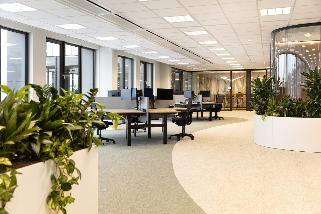 Interieurontwerp werkplekken nieuw kantoor