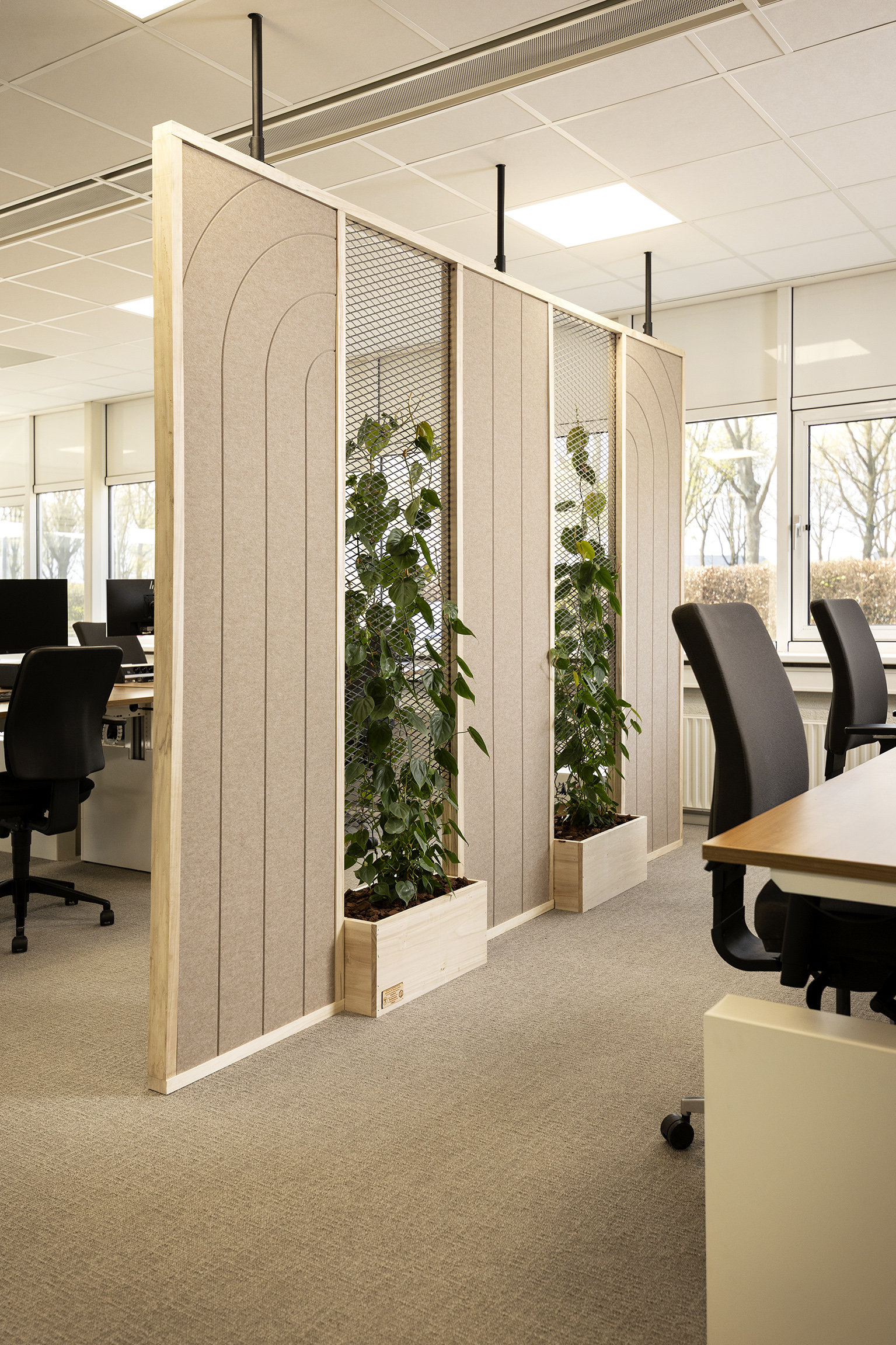Door Duotone ontworpen roomdividers voor Kuijpers Roosendaal met planten en akoestische voorzieningen.