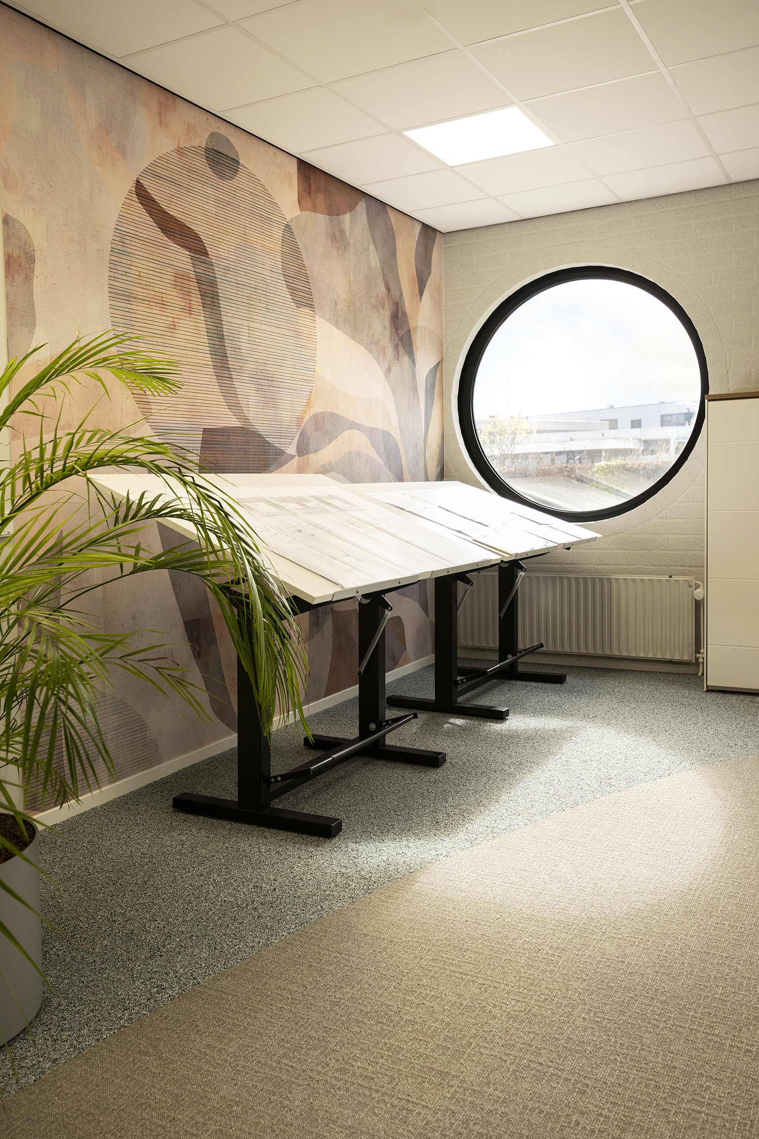 Detail van biophilic behang met natuurlijke vormen en kleuren in het kantoorinterieur van Kuijpers Roosendaal.