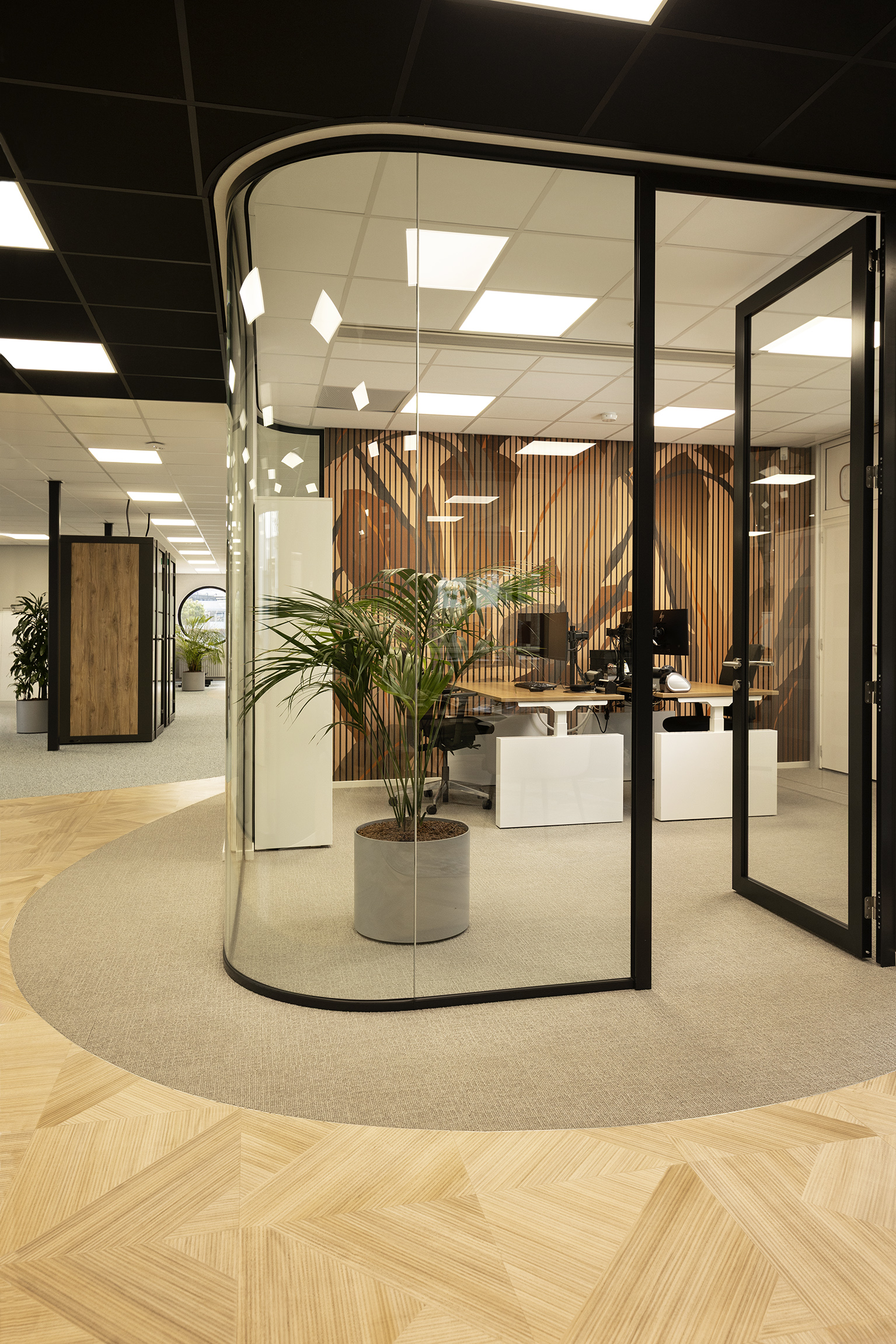 Interieurontwerp voor het kantoor van Kuijpers in Roosendaal, met een warme uitstraling, natuurlijke materialen en aandacht voor duurzaamheid.